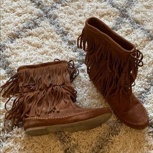 Brown fringe, moccasin boots. Size 7, worn twice.